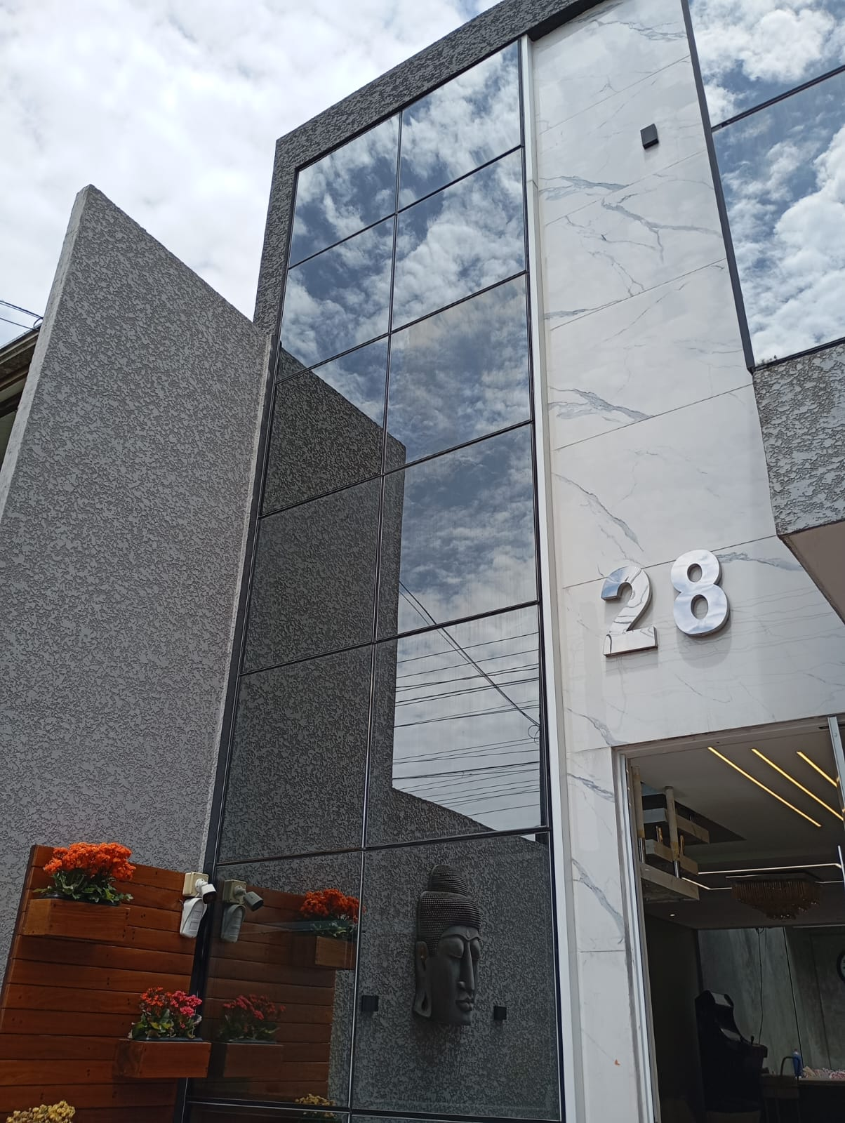 Fachada envidraçada de alto padrão instalada pela Aluprime